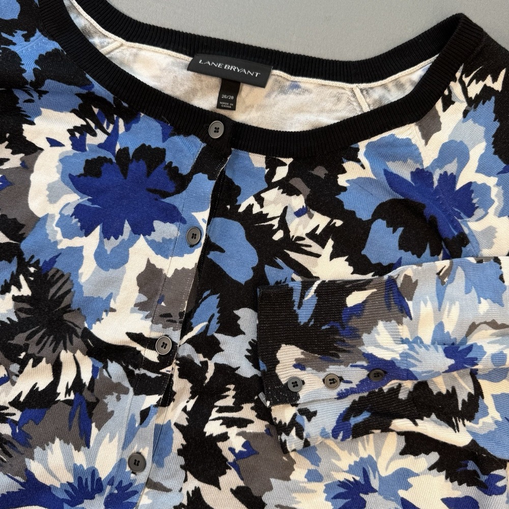 LANE BRYANT‎ SWEATER CARDIGAN SIZE 26/28 BUTTONS FRONT 3/4 SLEEVE FLORAL Blues
